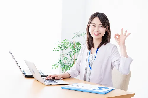 PCを操作する２０代の女性